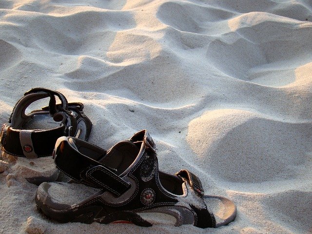 sandále v písku