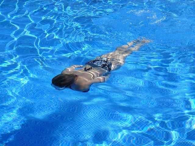 žena pod vodou.jpg